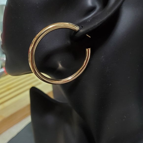 Good hoop earrings - Picture 2 of 3